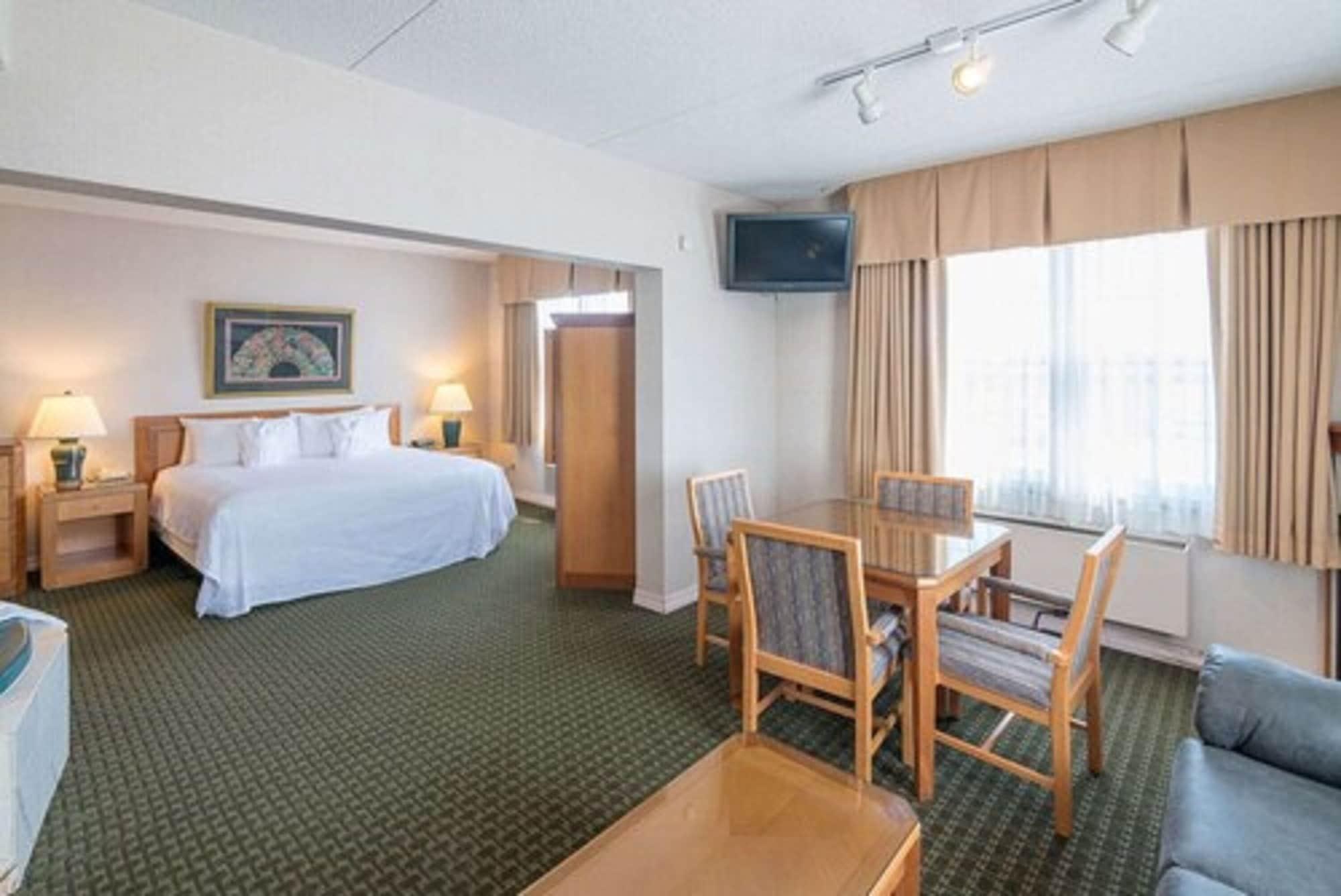 Ramada By Wyndham Thunder Bay Airlane Hotel Экстерьер фото