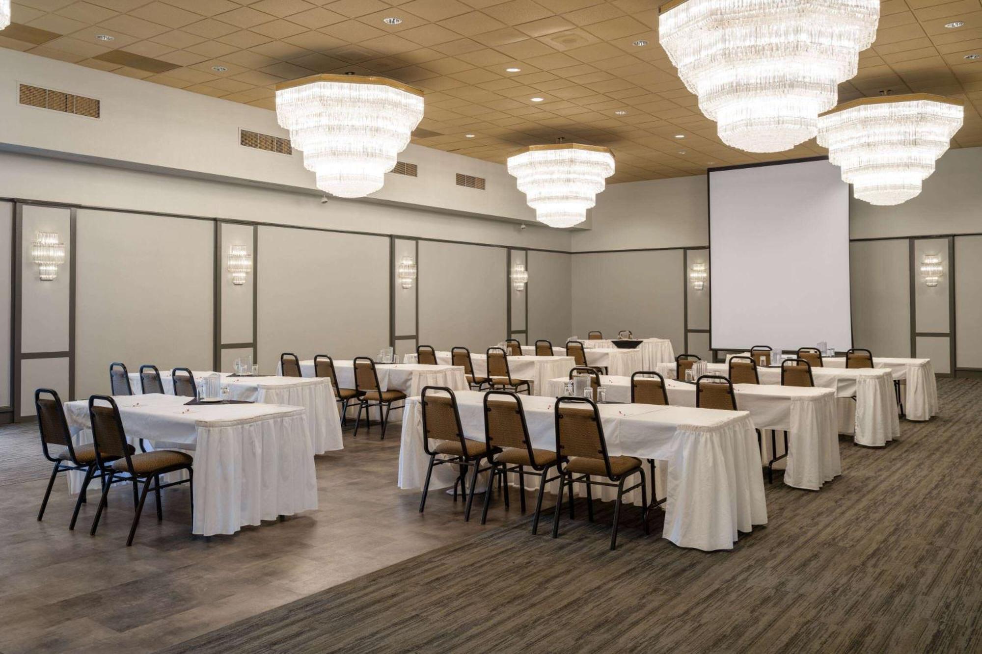 Ramada By Wyndham Thunder Bay Airlane Hotel Экстерьер фото