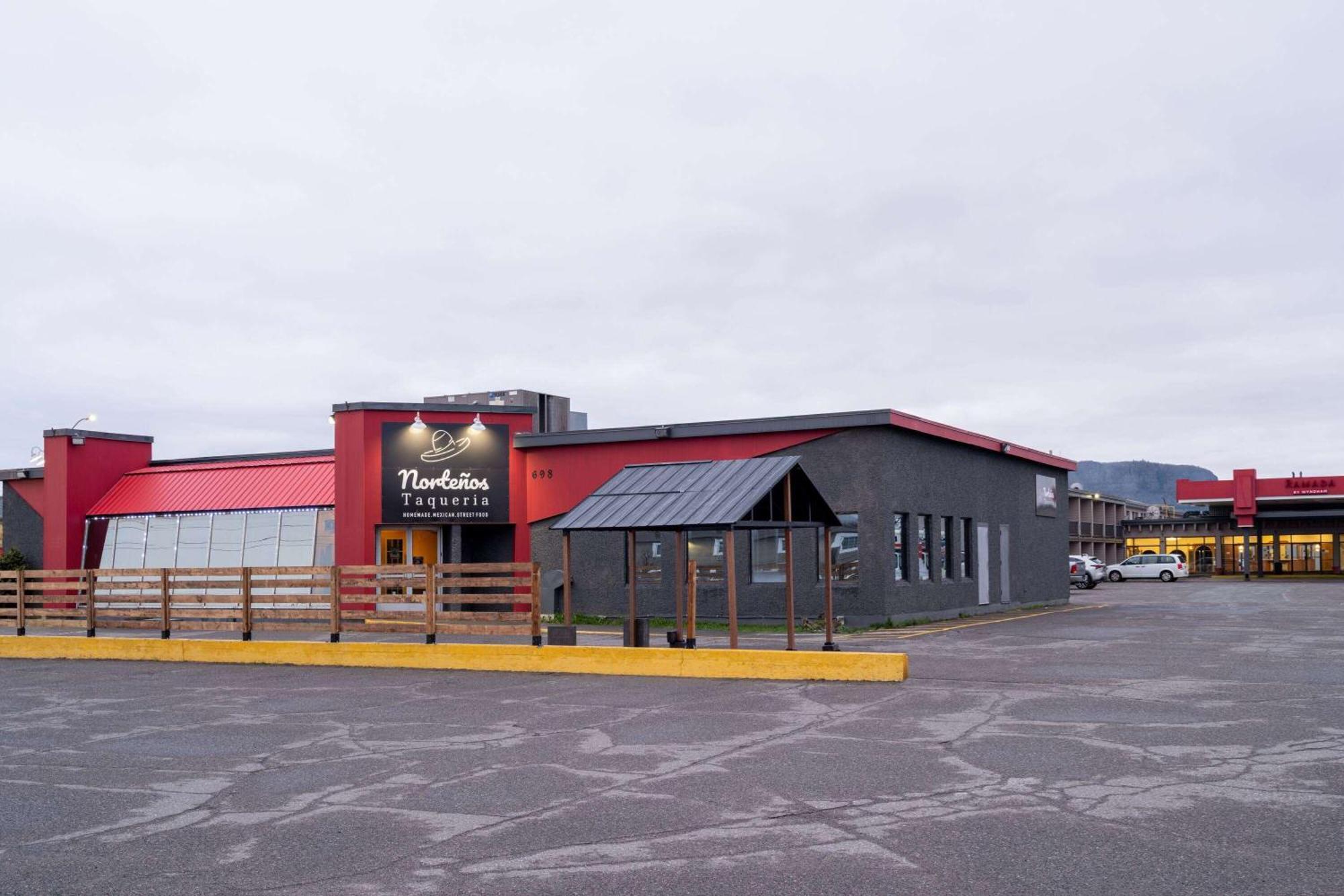 Ramada By Wyndham Thunder Bay Airlane Hotel Экстерьер фото