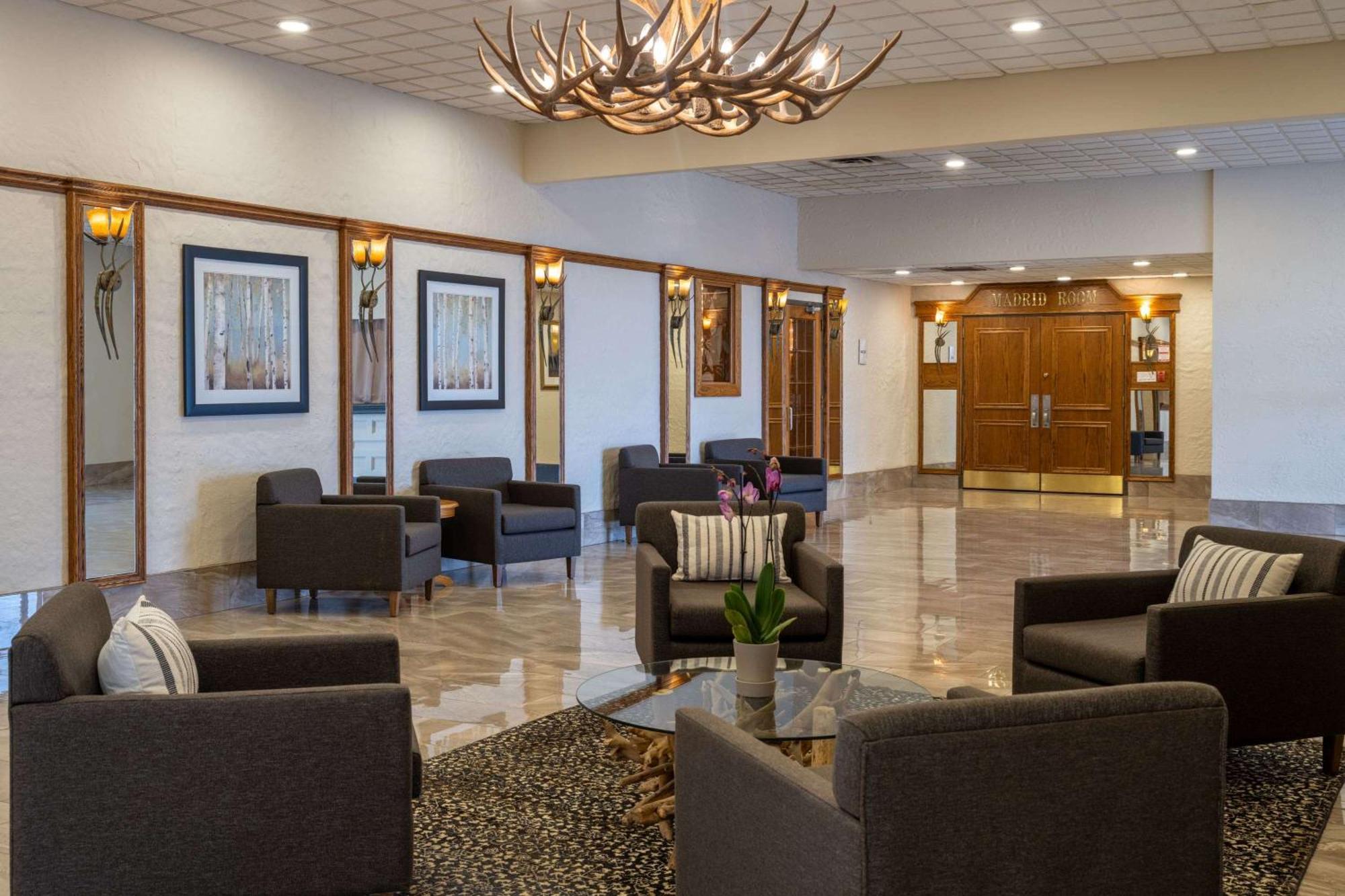 Ramada By Wyndham Thunder Bay Airlane Hotel Экстерьер фото