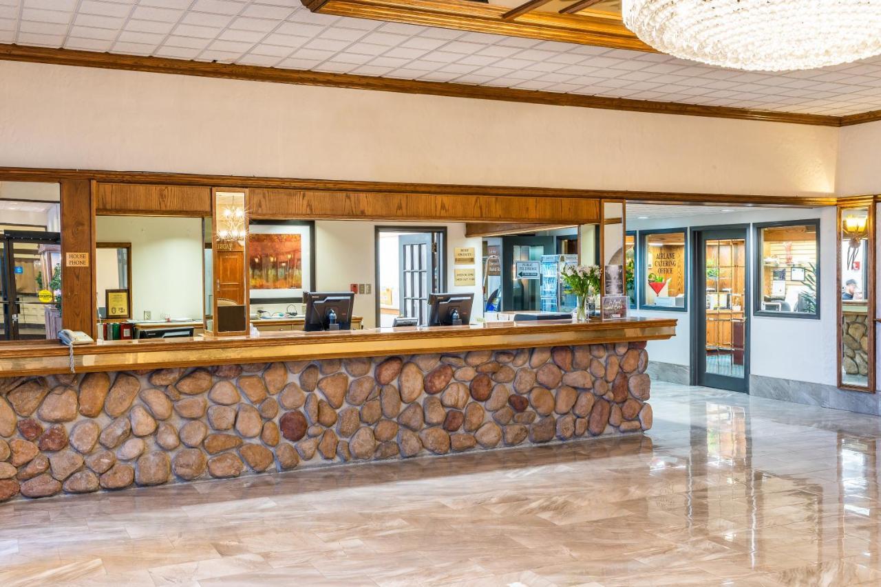 Ramada By Wyndham Thunder Bay Airlane Hotel Экстерьер фото
